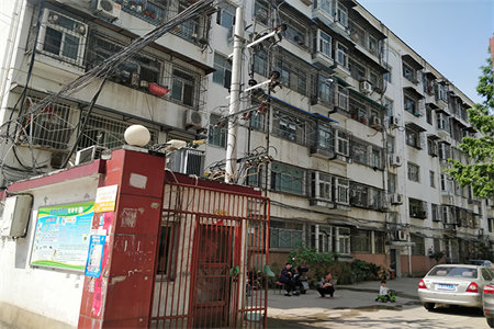 西郊公寓2室2厅1卫71/10四楼37万